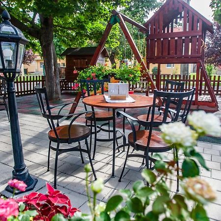 Penzion Tuecsoek Hotel Šamorín Екстериор снимка