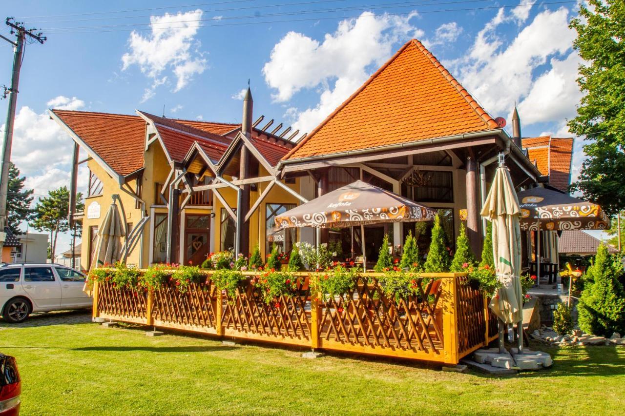 Penzion Tuecsoek Hotel Šamorín Екстериор снимка