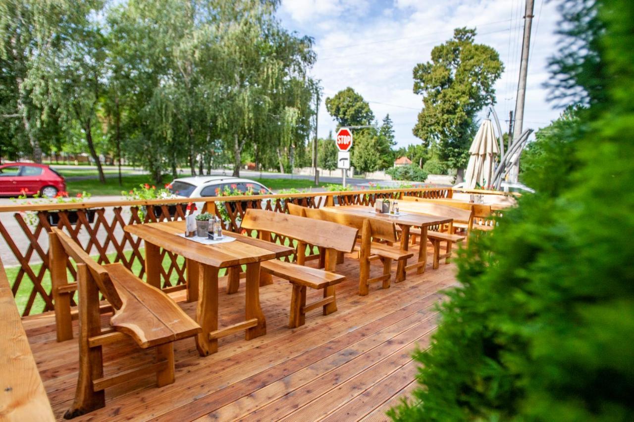 Penzion Tuecsoek Hotel Šamorín Екстериор снимка